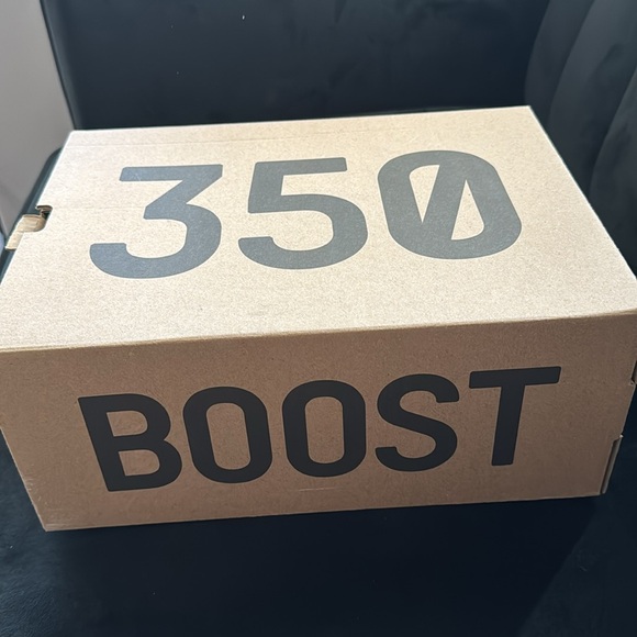 Empty Yeezy shoe box - Picture 2 of 4